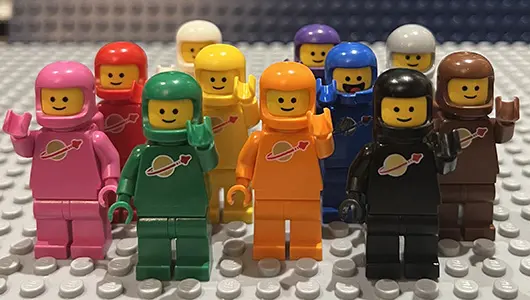 LEGO Klasik Uzay Adamlarının Renkli Dünyası